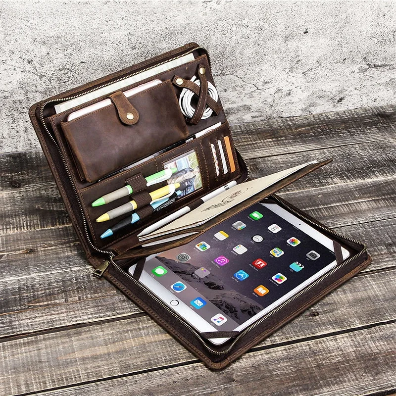 Tablet Tech Accessories - กระเป๋าหนังใส่แท็บเล็ตสำหรับ Apple iPad พร้อมช่องใส่ปากกาแบบซิป สายดาต้า และอุปกรณ์เสริมสำหรับโทรศัพท์มือถือ